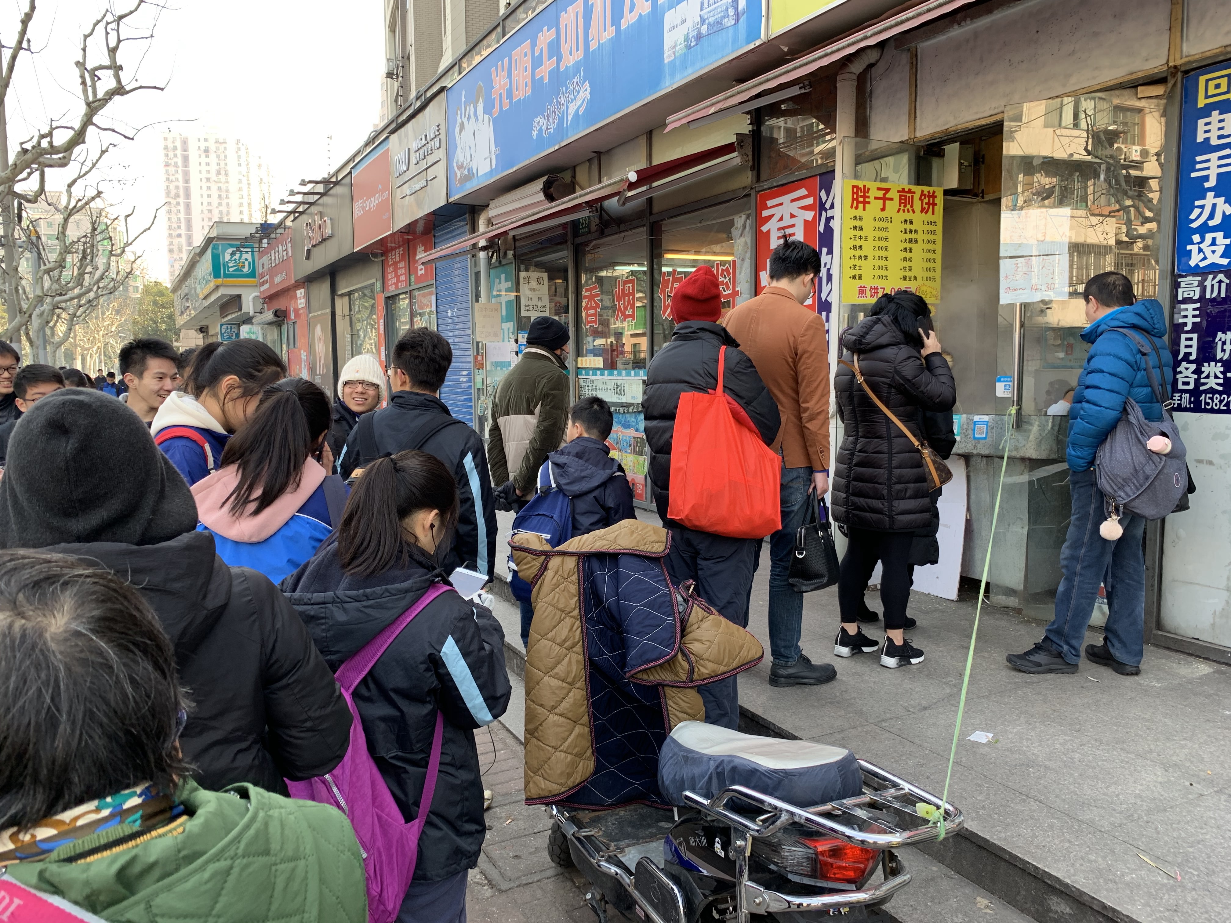 waiting-in-line-untour-food-tours